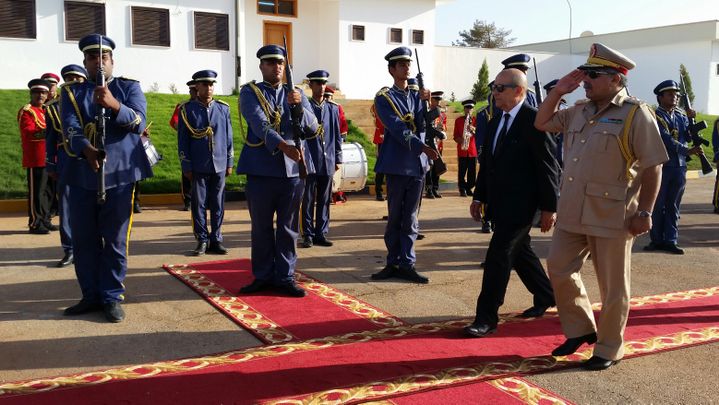 Revue des troupes à Benghazi, en Libye, avec Jean-Yves Le Drian, le ministre des Affaires étrangères (gauche), le 4 septembre 2017. (ISABELLE LABEYRIE / RADIO FRANCE)