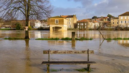 1er février 2021. Dans le Gers, la rivière Baïse déborde à Condom suite au passage de la tempête Justine.&nbsp; (JEAN-MARC BARR?RE / HANS LUCAS / AFP)