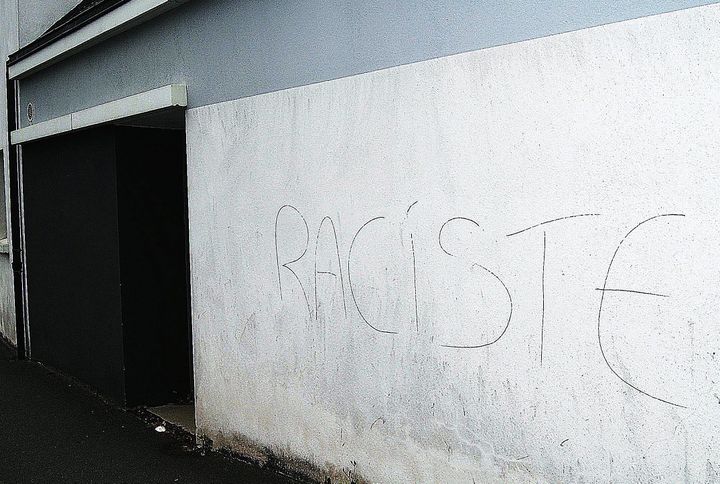 Le mur de la maison de Didier Deschamps à Concarneau (Finistère) tagué de l'inscription "Raciste", le 3 juin 2016. (MAXPPP)