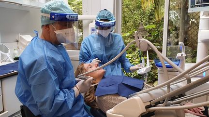 Dans le cabinet dentaire&nbsp;du docteur Amzalag dans le&nbsp;17e arrondissement de Paris, le 12 mai 2020. (BORIS LOUMAGNE / RADIO FRANCE)