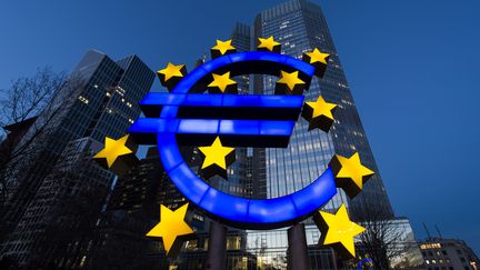 Un logo europ&eacute;en devant la Banque centrale europ&eacute;enne, &agrave; Francfort (Allemagne). (DANIEL REINHARDT / DPA)