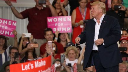 Donald Trump, lors d'un meeting en Floride, le 18 février 2017, invente une sorte d'attentat en Suède... (JOE RAEDLE / GETTY IMAGES NORTH AMERICA / AFP)