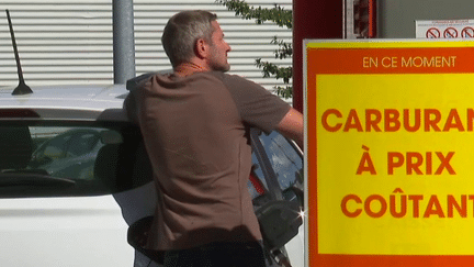 L’opération "prix coûtant" sur les carburants est lancée, vendredi 29 septembre. Les équipes de France Télévisions sont allées vérifier les tarifs à la pompe, qui varient selon les enseignes. (France 2)