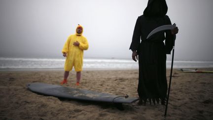 Comp&eacute;tition de surf plac&eacute;e sous le signe d'Halloween &agrave; Santa Monica (Californie, Etats-Unis), le 26 octobre 2013. (LUCY NICHOLSON / REUTERS)