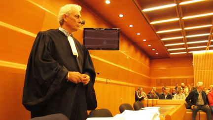 Ronald Gallo, avocat de Manuela Gonzalez, lors de son procès en première instance à Grenoble (Isère), le 18 avril 2014. (MAXPPP)