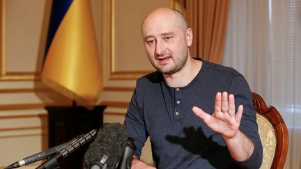 Le journaliste Arkady Babtchenko lors d'une interview, le 31 mai 2018, à Kiev en Ukraine. (VALENTYN OGIRENKO / REUTERS)