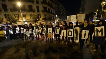 Des manifestantes tiennent des pancartes formant l'expression "Les femmes d&eacute;cident" lors d'une manifestation pro-avortement &agrave; Barcelone (Espagne) le 20 d&eacute;cembre 2013. (LLUIS GENE / AFP)