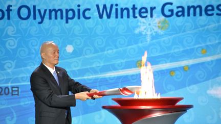 Le chef du parti communiste chinois (CPC), Cai Qi, a reçu la flamme olympique lors d'une cérémonie à Pékin le mercredi 20 octobre 2021. (POOL FOR YOMIURI / YOMIURI pour AFP)