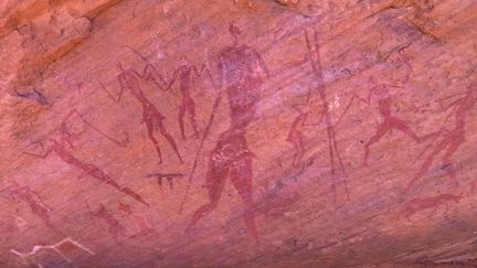 Peinture rupestre représentant des hommes avec des épées dans le parc national du Tassili n'Ajjer, situé dans le sud-est de l'Algérie. Le site est classé au patrimoine culturel mondial de l'Unesco. (ERIC LAFFORGUE / HANS LUCAS)