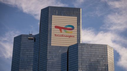 Le siège de TotalEnergies à La Défense (Hauts-de-Seine), le 11 octobre 2020. (XOSE BOUZAS / HANS LUCAS / AFP)