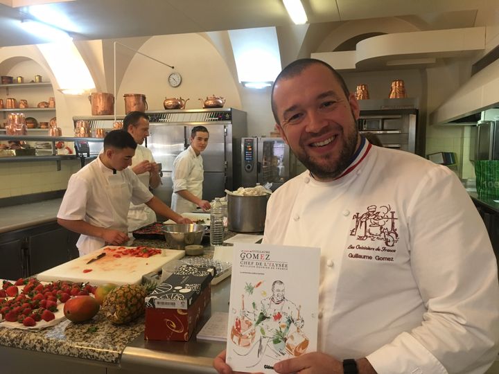 Laurent Gomez avec son équipe dans les cuisines de l’Élysée  (Laurent Mariotte / Radio France)