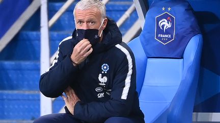 Didier Deschamps sur son banc lors de la défaite des Bleus contre la Finlande. (FRANCK FIFE / AFP)