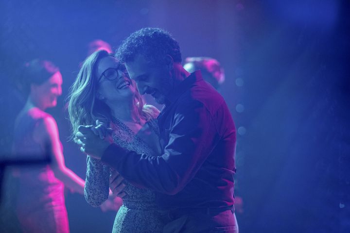 L'actrice américaine Julianne Moore et l'acteur américain John Turturro dans "Gloria Bell du réalisateur américain&nbsp;Sebastián Lelio&nbsp; (JAIMIE TRUEBLOOD / Mars Film)