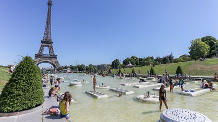  (Mercredi 1 juillet, les parisiens cherchaient le fraîcheur au pied de la Tour Eiffel © MAXPPP)