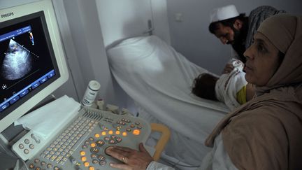 Une cardiologue afghane en consultation avec un enfant à l'Institut médical pour la mère et l’enfant de Kaboul; le 13 mai 2012. (BAY ISMOYO / AFP)