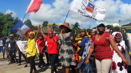 Des&nbsp;personnes manifestent contre l'insécurité et l'immigration clandestine à Mayotte, le 13 mars 2018. (AFP)