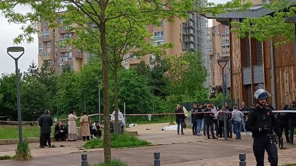 La police sur les lieux de la fusillade à Sevran, le 5 mai 2024. (AMELIE BARON / AFP)