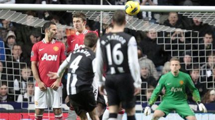 Le Français Cabaye pour un coup franc victorieux contre MU