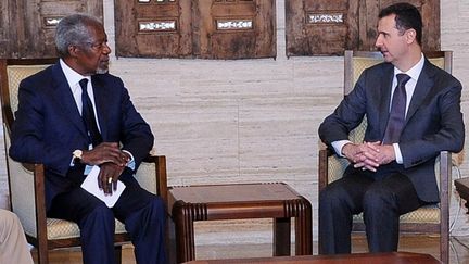 L'&eacute;missaire de l'ONU, Kofi Annan (&agrave; g.), et le pr&eacute;sident syrien Bachar Al-Assad,&nbsp;lors d'une rencontre &agrave; Damas, le 29 mai 2012. (SANA / AFP)