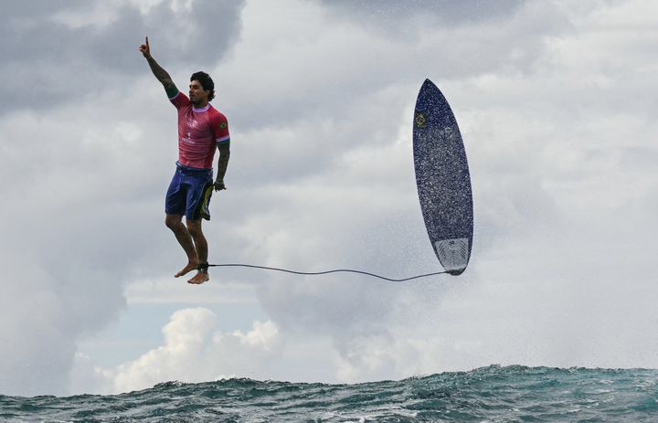 As if time had stopped. Gabriel Medina celebrates his wave during the third round of the Olympic surfing event, on July 29, 2024 in Teahupo'o on the island of Tahiti. (JEROME BROUILLET / AFP)