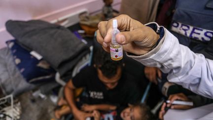 A child is vaccinated against polio in Khan Younis, Gaza Strip, on August 31, 2024. (ABED RAHIM KHATIB / ANADOLU / AFP)