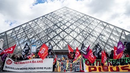 Des personnels de la CGT Culture bloquent l'entrée du Musée du Louvre, lundi 27 mars 2023 au matin. (CARINE SCHMITT / HANS LUCAS / AFP)