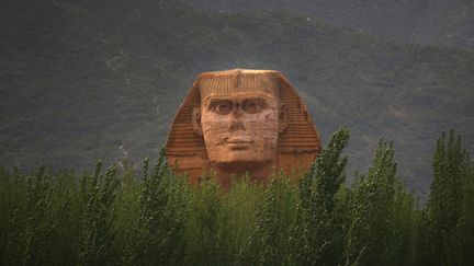 Une r&eacute;plique grandeur nature du Sphinx de Gizeh dans un parc d'attraction en construction pr&egrave;s de&nbsp;Shijiazhuang (Chine), le 15 mai 2014. (PETAR KUJUNDZIC / REUTERS)