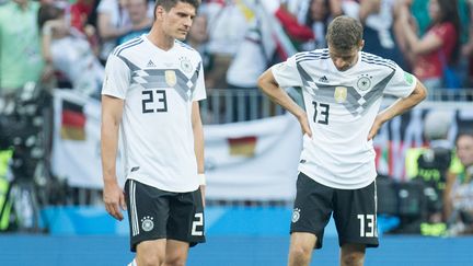 Mario Gomez et Thomas Müller la tête basse face au Mexique (0-1). (ELMAR KREMSER/SVEN SIMON / SVEN SIMON)