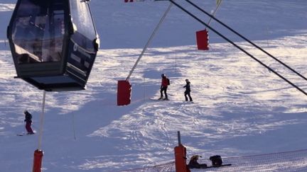 Le chassé-croisé des vacances de Noël a commencé, entraînant des bouchons aux pieds des montagnes. La journée est classée en orange en Auvergne-Rhône-Alpes. Dans certaines stations des Alpes, les réservations sont en hausse de 10 % par rapport à l’an dernier.