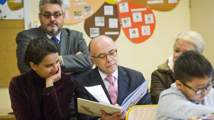 L'ex-Premier ministre, Bernard Cazeneuve (au centre), et l'ancienne ministre de l'Education nationale, Najat Vallaud-Belkacem (à gauche), à Clermont-Ferrand (Puy-de-Dôme), le 6 janvier 2017.&nbsp; (THIERRY ZOCCOLAN / AFP)