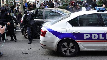 Un véhicule de police a été ciblé par des individus cagoulés, samedi 23 septembre, boulevard de Clichy, à Paris. (LP/OLIVIER ARANDEL / MAXPPP)