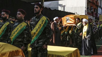 Des combattants du Hezbollah lors des funérailles de Mohammed Srur, un responsable de l'organisation, le 27 septembre 2024. (AFP)