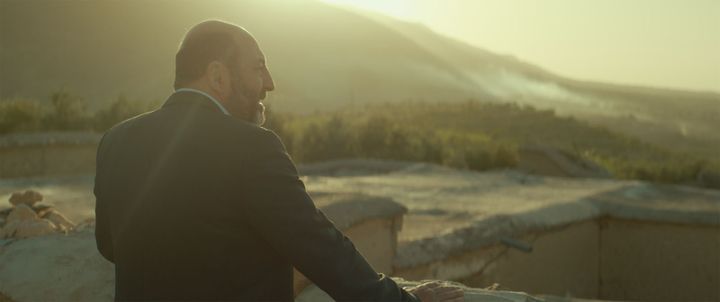 The story of Samir Amin's character resonates with the past of Kad Merad, a Franco-Algerian who maintains a strong link with his father's country of origin.  (AXEL FILMS PRODUCTION / APOLLO FILMS / C8 / JANINE FILM)