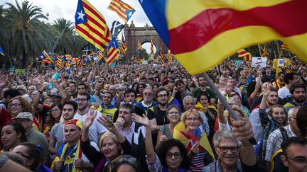 Des milliers de personnes écoutent le discours du président catalan Carles Puidgemont à Barcelone (Espagne), le 10 octobre 2017. (FABRIZIO DI NUCCI / NURPHOTO / AFP)