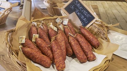 La saucisse de Morteau, sous IGP depuis 2010, est reconnaissable à la cheville en bois à son extrémité. (BLANCHOT PHILIPPE / HEMIS.FR / AFP)