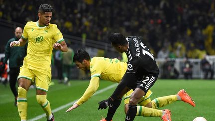 Ludovic Blas et Fabien Centonze au duel face à Alex Sandro, le 23 février 2023. (SEBASTIEN SALOM-GOMIS / AFP)