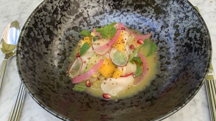 Un ceviche de Saint-Jacques aux saveurs d'Asie, préparé par Pierrick Cizeron, à Cannes. (BERNARD THOMASSON / FRANCEINFO)