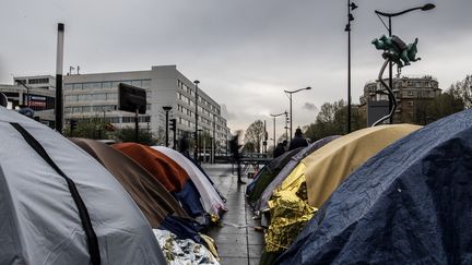 Des tentes de mgrants à la porte d'Aubervilliers, à Paris, le 9 avril 2019. (CHRISTOPHE ARCHAMBAULT / AFP)