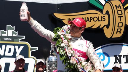 Helio Castroneves célèbre sa 4e victoire aux 500 Miles d'Indianapolis, le 30 mai. (STACY REVERE / GETTY IMAGES NORTH AMERICA)