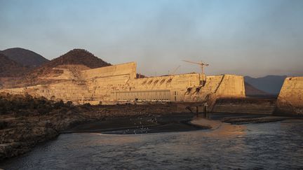 Vue du Grand barrage éthiopien de la Renaissance&nbsp; (GERD), le 26 décembre 2019. Long de 1800 mètres et d'une hauteur de 145 mètres, il sera le plus grand barrage hydroélectrique d'Afrique. (EDUARDO SOTERAS / AFP)