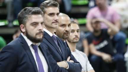 T.J. Parker (au centre) était l'adjoint de J.D. Jackson (à gauche) sur le banc de l'ASVEL (ROMAIN BIARD / ROMAIN BIARD)