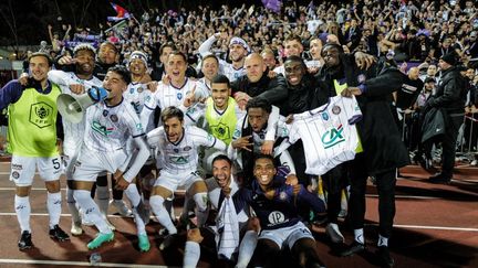 La communion des Toulousains avec leurs fans après la demi-finale de Coupe de France gagnée à Annecy, le 6 avril 2023. (OLIVIER CHASSIGNOLE / AFP)