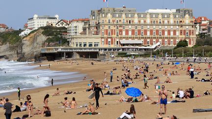 La ville de Biarritz n'a reçu "aucun courrier, aucune lettre d'association" depuis la campagne "Parisien dégage, t'as Paris plage", selon la mairie, contactée par franceinfo. Ici la grande plage de Biarritz le 30 mars 2017. (DROUINAUD EMILIE / SUD OUEST PAYS BASQUE / MAXPPP)