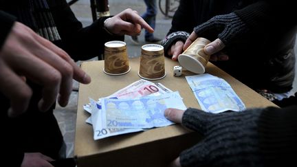 Un jeu de bonneteau dans la rue, le 2 f&eacute;vrier 2012 &agrave; Lille. (MAX ROSEREAU MAX ROSEREAU / MAXPPP MAXPPP)