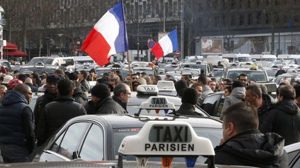 Des taxis en grève, à Paris, le 26 janvier 2016. (CHARLES PLATIAU / REUTERS)