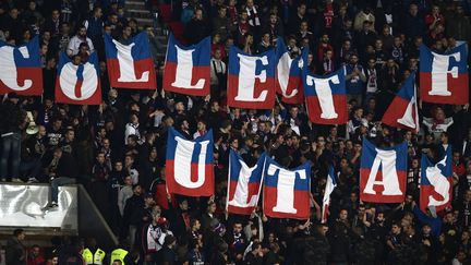 Des ultras du PSG, au Parc des Princes, à Paris, lors d'un match PSG-Bâle, le 19 octobre 2016. (MIGUEL MEDINA / AFP)