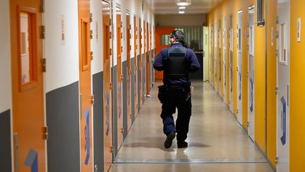 Un surveillant pénitentiaire à la prison des Baumettes, à Marseille. (Nicolas TUCAT / AFP)