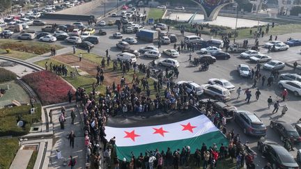 Des Syriens célèbrent la chute du régime Assad, lundi 9 décembre à Damas, sur une place de la ville. (OMAR HAJ KADOUR / AFP)