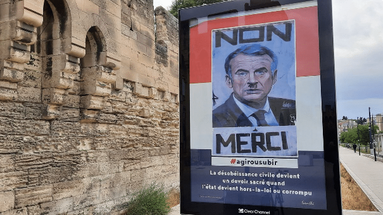 Controversial photomontages by Emmanuel Macron in Avignon (Radio France - Philippe Paupert)