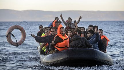 Des migrants arrivent sur l'île de Lesbos, le 12 novembre 2015. (BULENT KILIC / AFP)